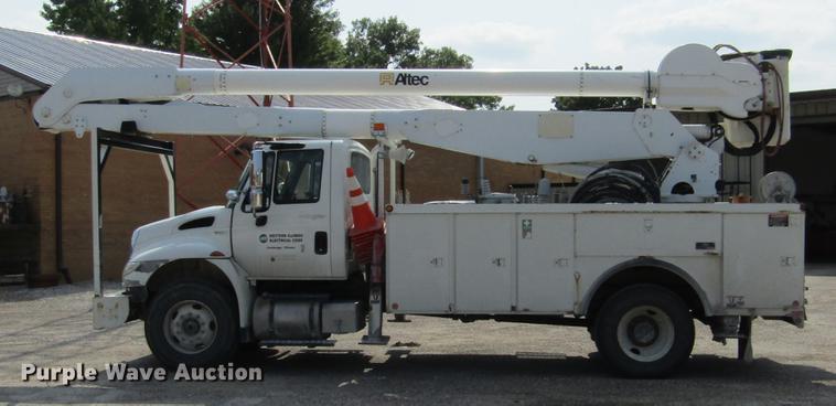 image for item DD2673 2009 International DuraStar 4400 bucket truck