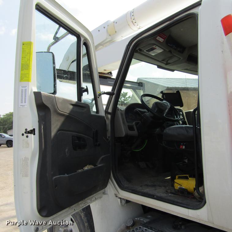 image for item DD2673 2009 International DuraStar 4400 bucket truck