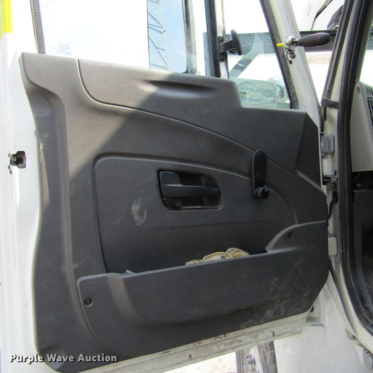 image for item DD2673 2009 International DuraStar 4400 bucket truck