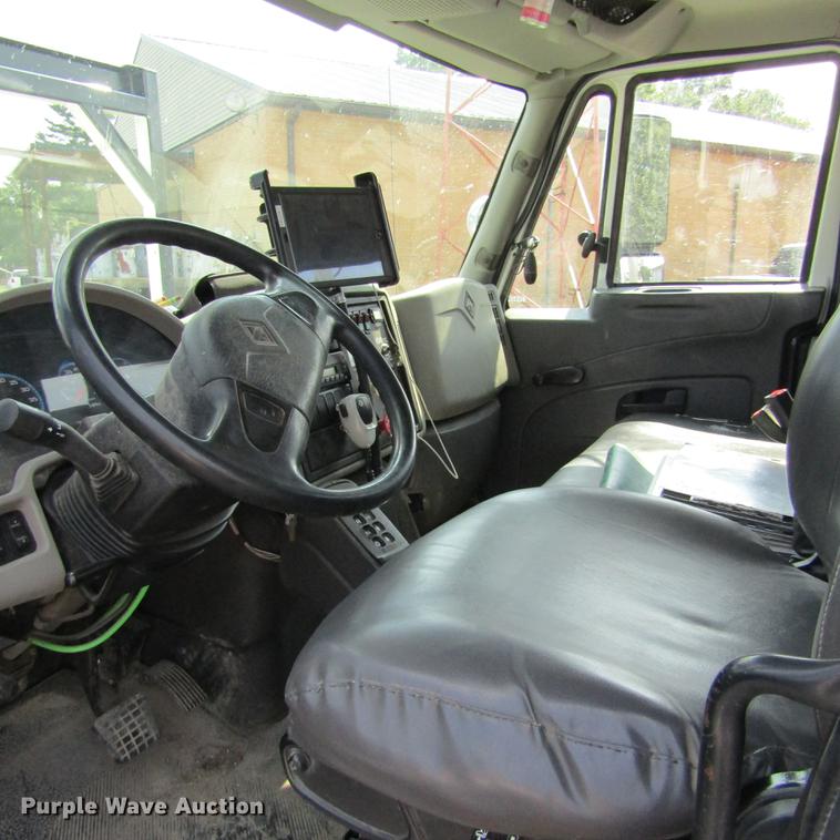 image for item DD2673 2009 International DuraStar 4400 bucket truck