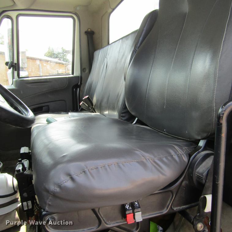 image for item DD2673 2009 International DuraStar 4400 bucket truck