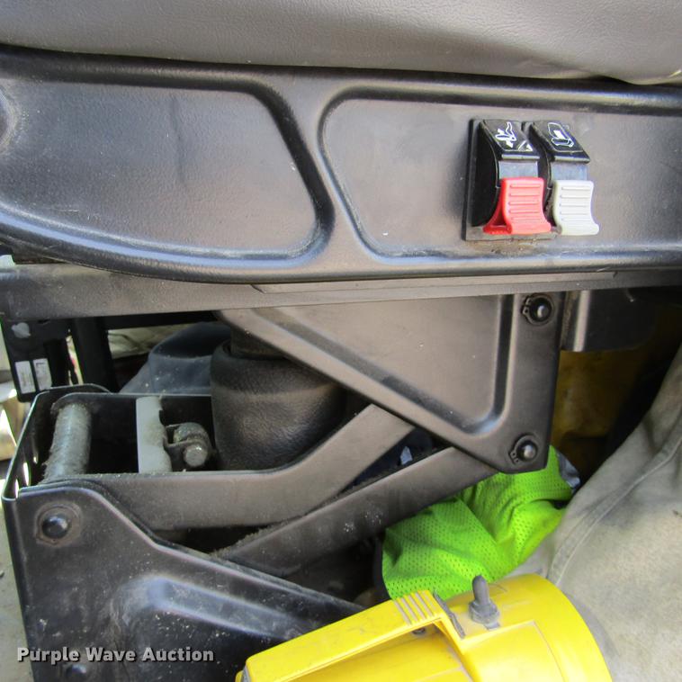 image for item DD2673 2009 International DuraStar 4400 bucket truck