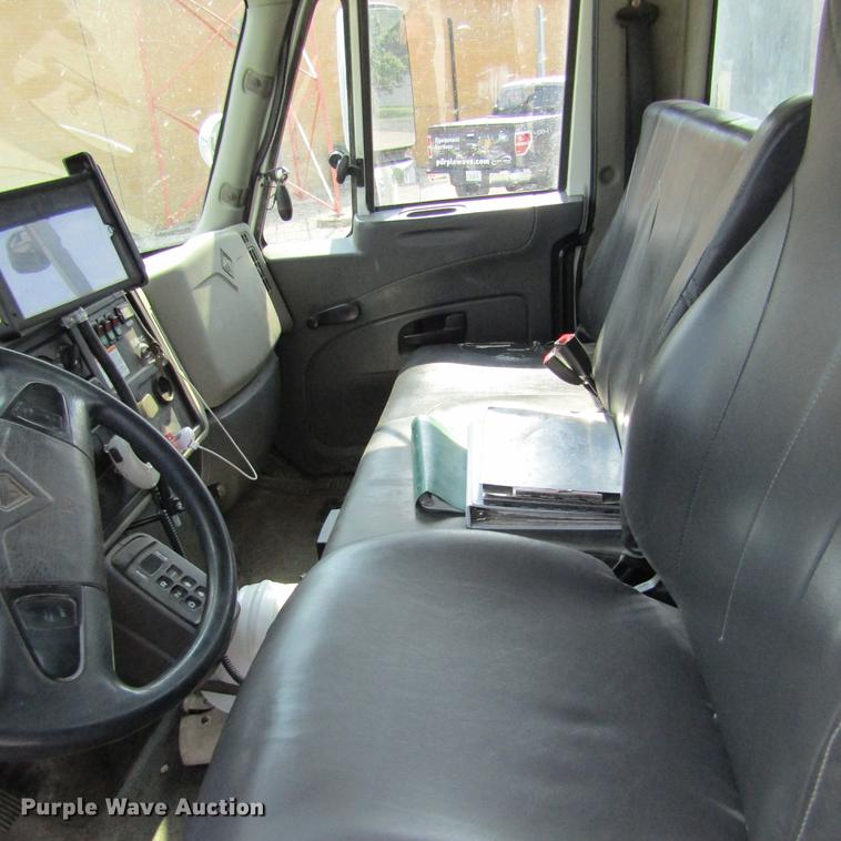 image for item DD2673 2009 International DuraStar 4400 bucket truck