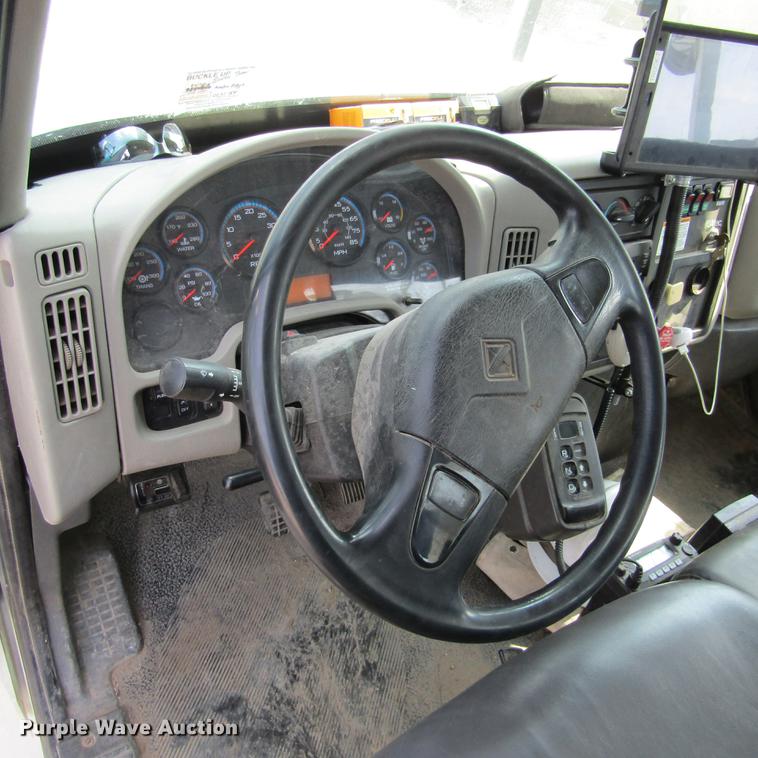 image for item DD2673 2009 International DuraStar 4400 bucket truck