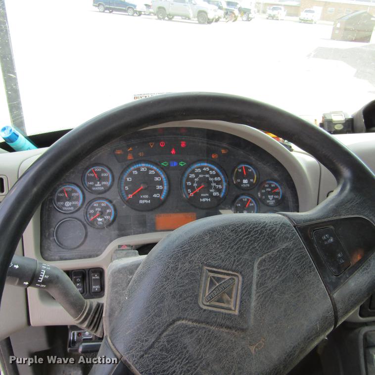 image for item DD2673 2009 International DuraStar 4400 bucket truck