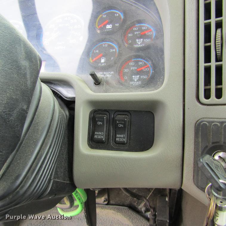 image for item DD2673 2009 International DuraStar 4400 bucket truck