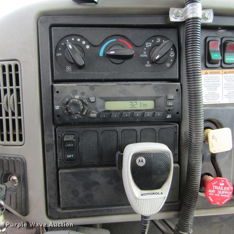 image for item DD2673 2009 International DuraStar 4400 bucket truck