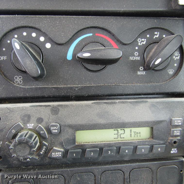 image for item DD2673 2009 International DuraStar 4400 bucket truck