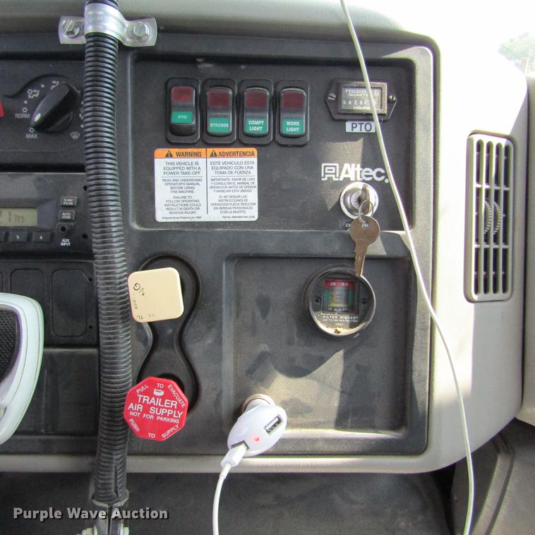 image for item DD2673 2009 International DuraStar 4400 bucket truck