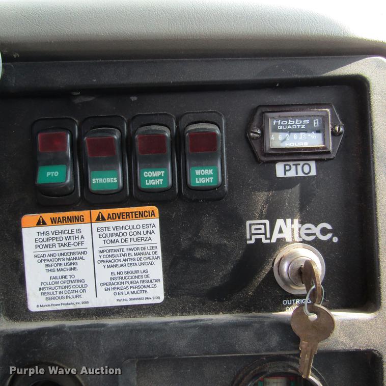 image for item DD2673 2009 International DuraStar 4400 bucket truck