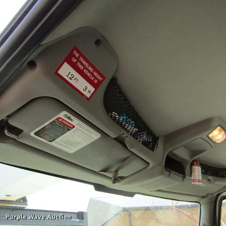 image for item DD2673 2009 International DuraStar 4400 bucket truck