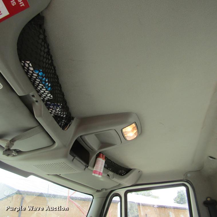 image for item DD2673 2009 International DuraStar 4400 bucket truck