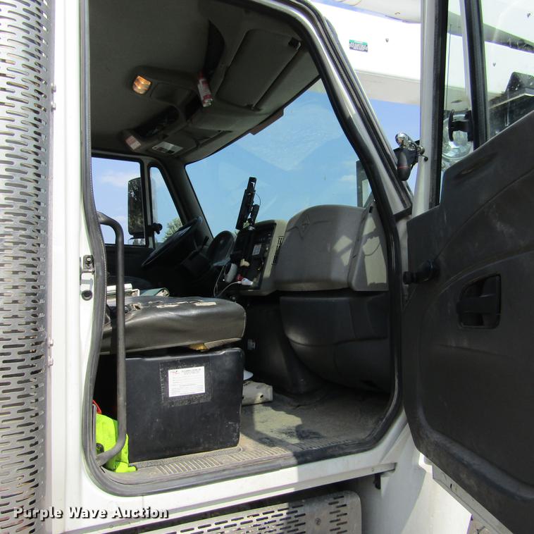 image for item DD2673 2009 International DuraStar 4400 bucket truck