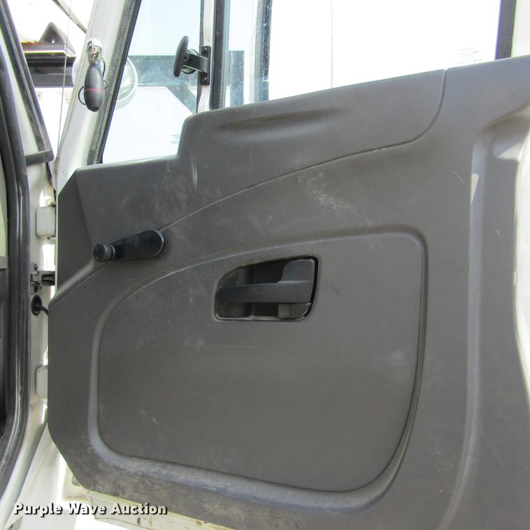 image for item DD2673 2009 International DuraStar 4400 bucket truck
