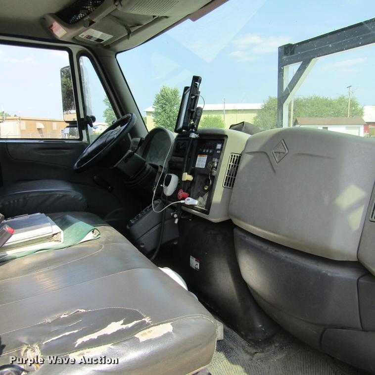 image for item DD2673 2009 International DuraStar 4400 bucket truck