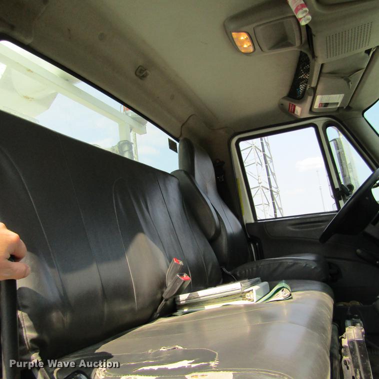 image for item DD2673 2009 International DuraStar 4400 bucket truck