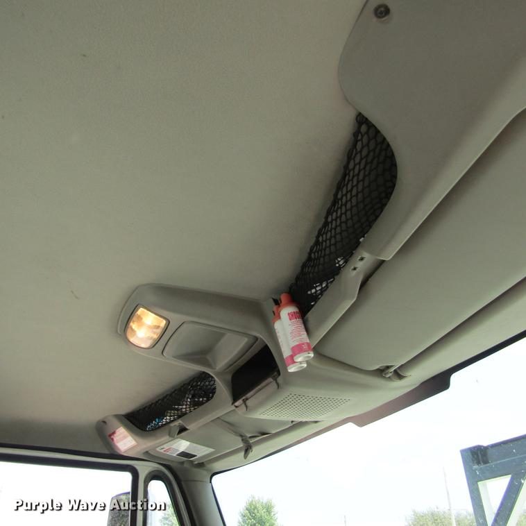 image for item DD2673 2009 International DuraStar 4400 bucket truck