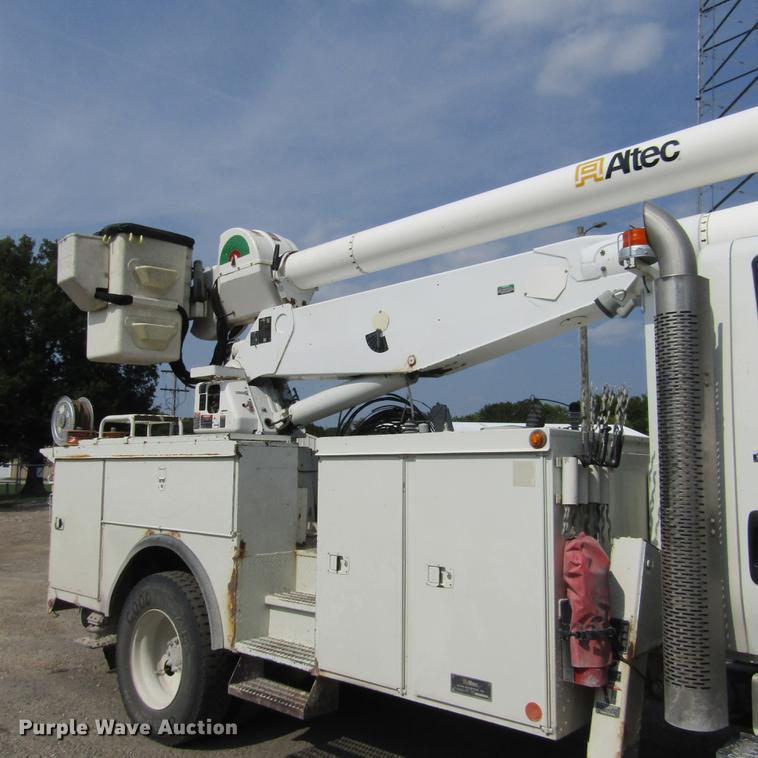 image for item DD2673 2009 International DuraStar 4400 bucket truck