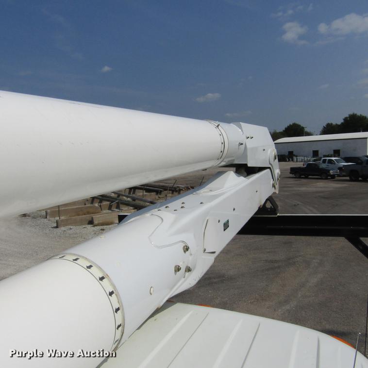 image for item DD2673 2009 International DuraStar 4400 bucket truck