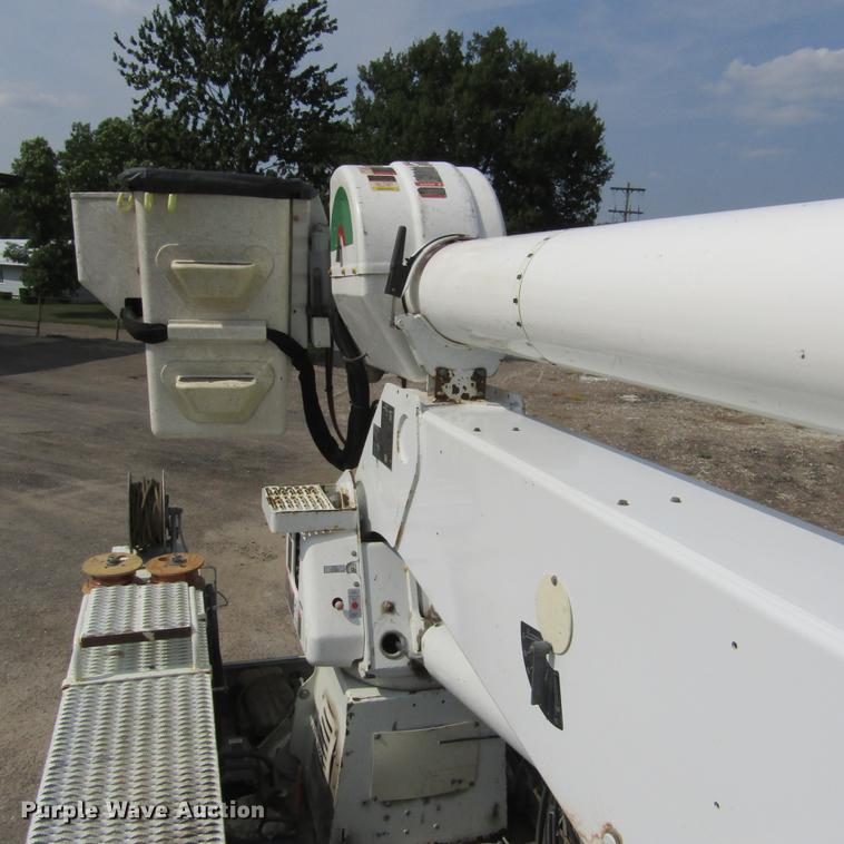 image for item DD2673 2009 International DuraStar 4400 bucket truck