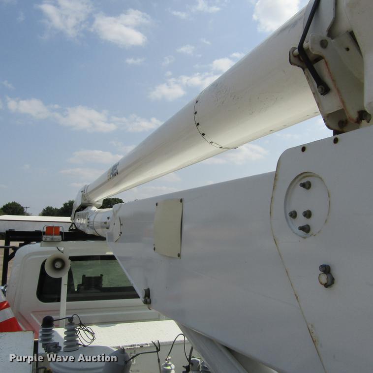 image for item DD2673 2009 International DuraStar 4400 bucket truck