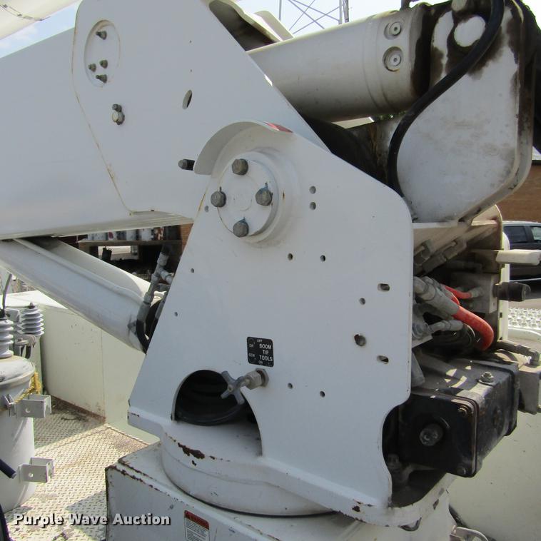 image for item DD2673 2009 International DuraStar 4400 bucket truck