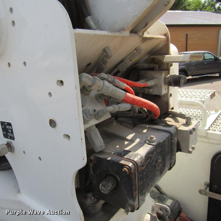 image for item DD2673 2009 International DuraStar 4400 bucket truck