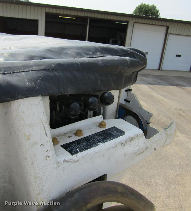 image for item DD2673 2009 International DuraStar 4400 bucket truck