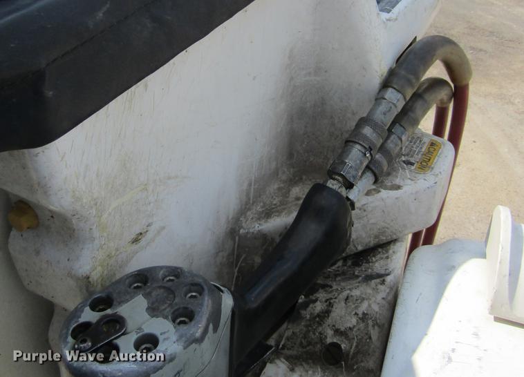 image for item DD2673 2009 International DuraStar 4400 bucket truck