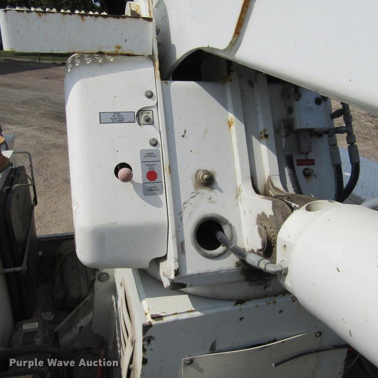 image for item DD2673 2009 International DuraStar 4400 bucket truck