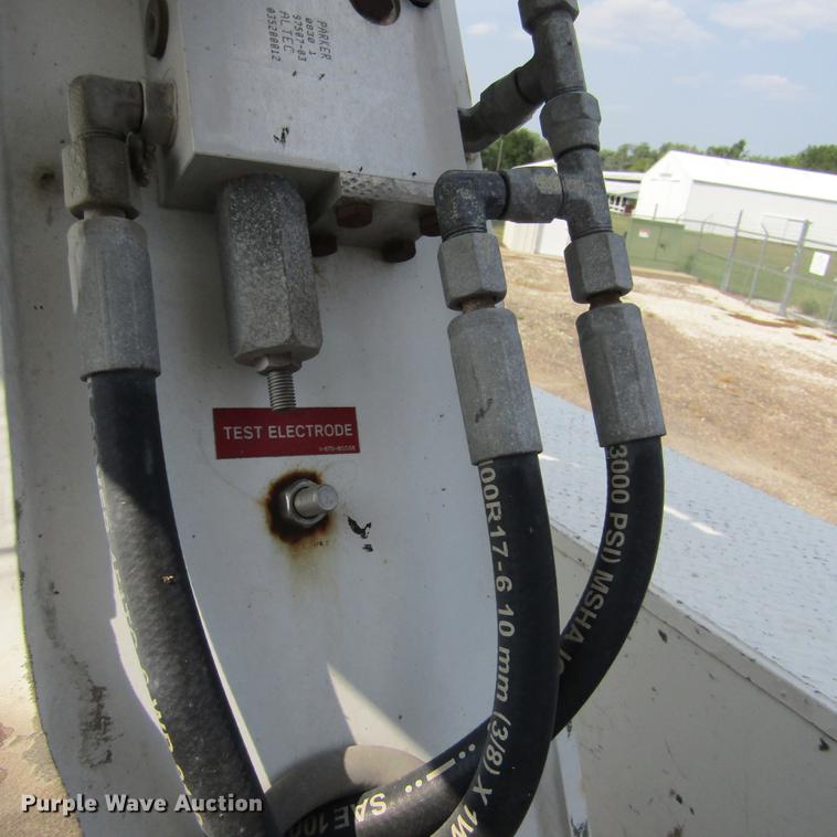 image for item DD2673 2009 International DuraStar 4400 bucket truck