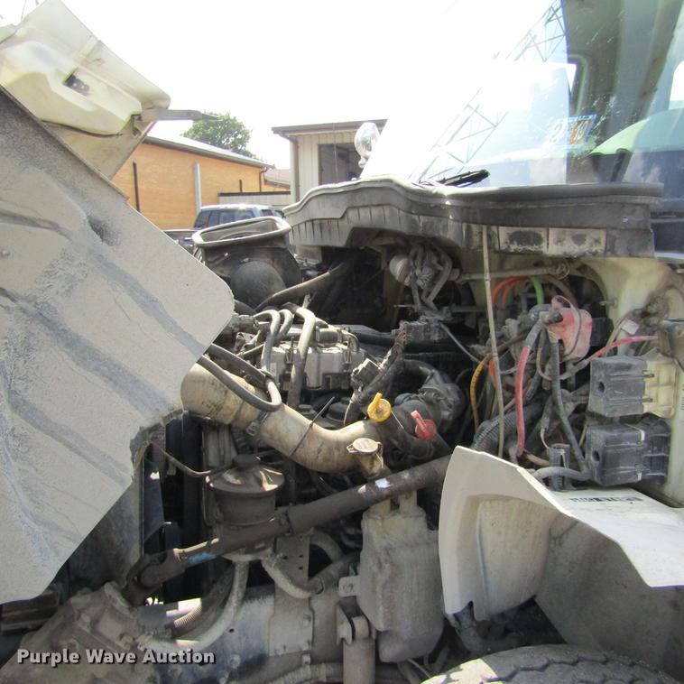 image for item DD2673 2009 International DuraStar 4400 bucket truck