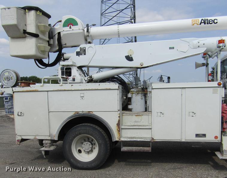 image for item DD2673 2009 International DuraStar 4400 bucket truck