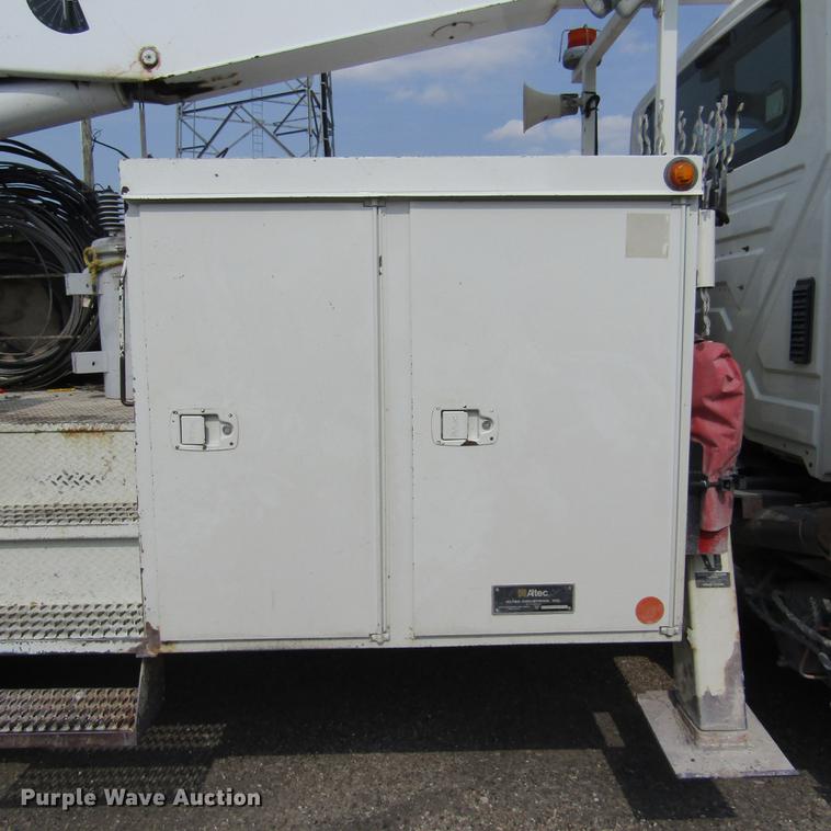 image for item DD2673 2009 International DuraStar 4400 bucket truck