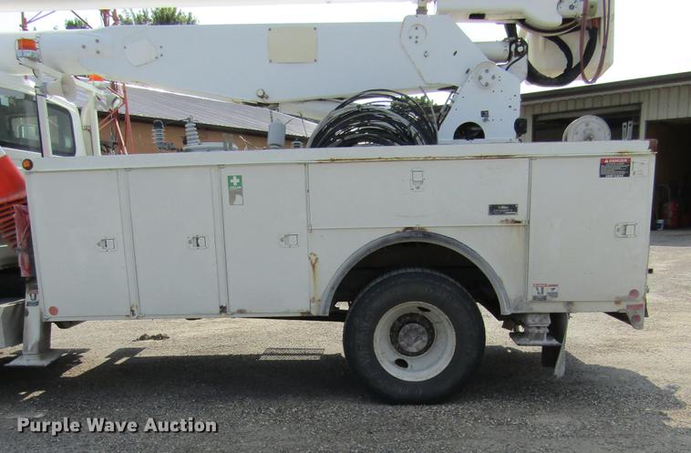 image for item DD2673 2009 International DuraStar 4400 bucket truck