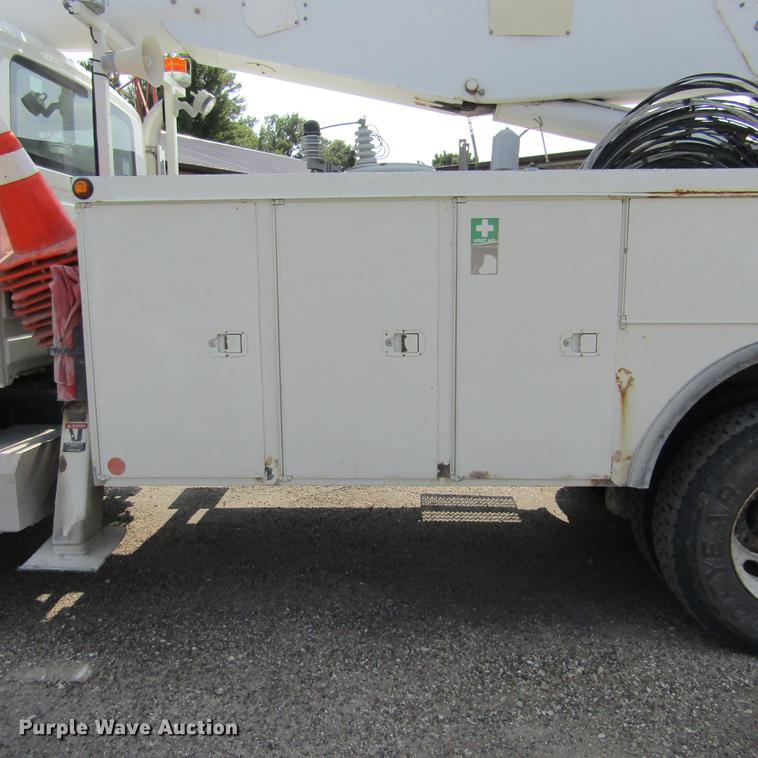 image for item DD2673 2009 International DuraStar 4400 bucket truck