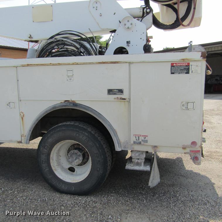 image for item DD2673 2009 International DuraStar 4400 bucket truck