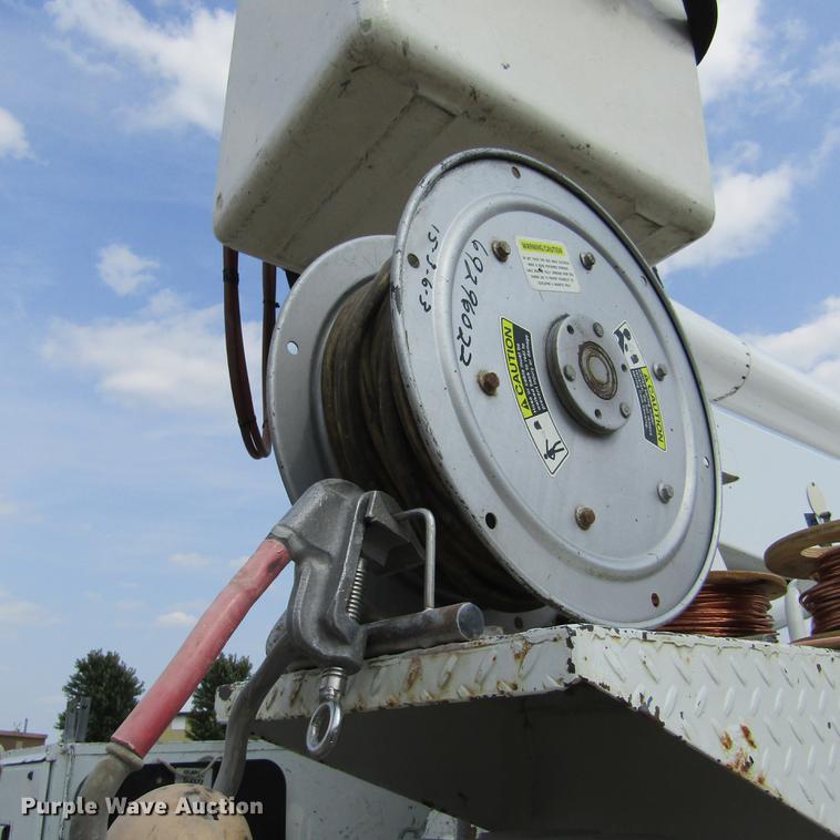 image for item DD2673 2009 International DuraStar 4400 bucket truck