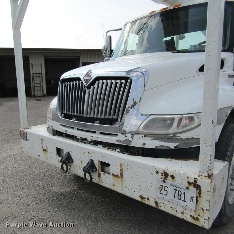 image for item DD2673 2009 International DuraStar 4400 bucket truck