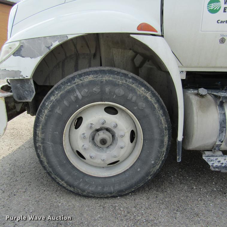 image for item DD2673 2009 International DuraStar 4400 bucket truck