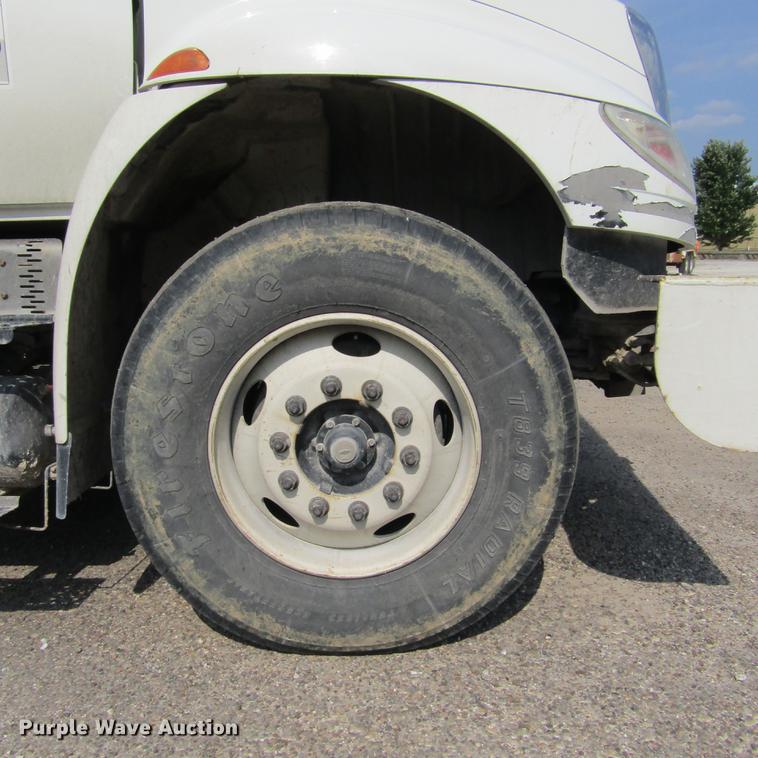 image for item DD2673 2009 International DuraStar 4400 bucket truck