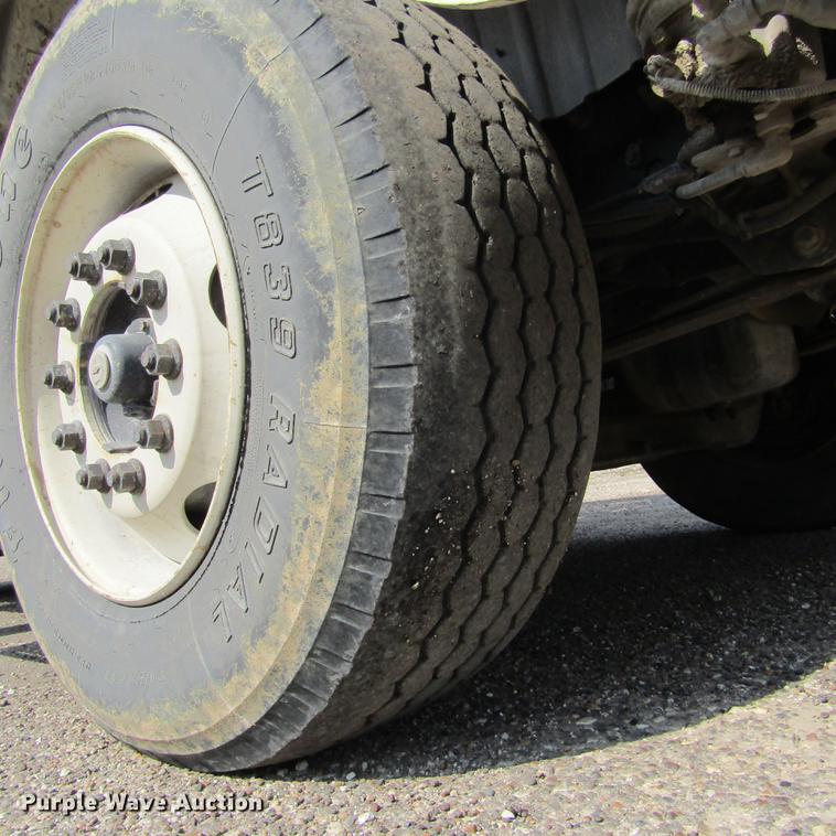 image for item DD2673 2009 International DuraStar 4400 bucket truck