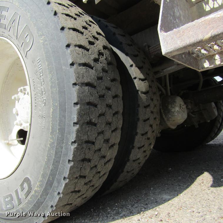 image for item DD2673 2009 International DuraStar 4400 bucket truck