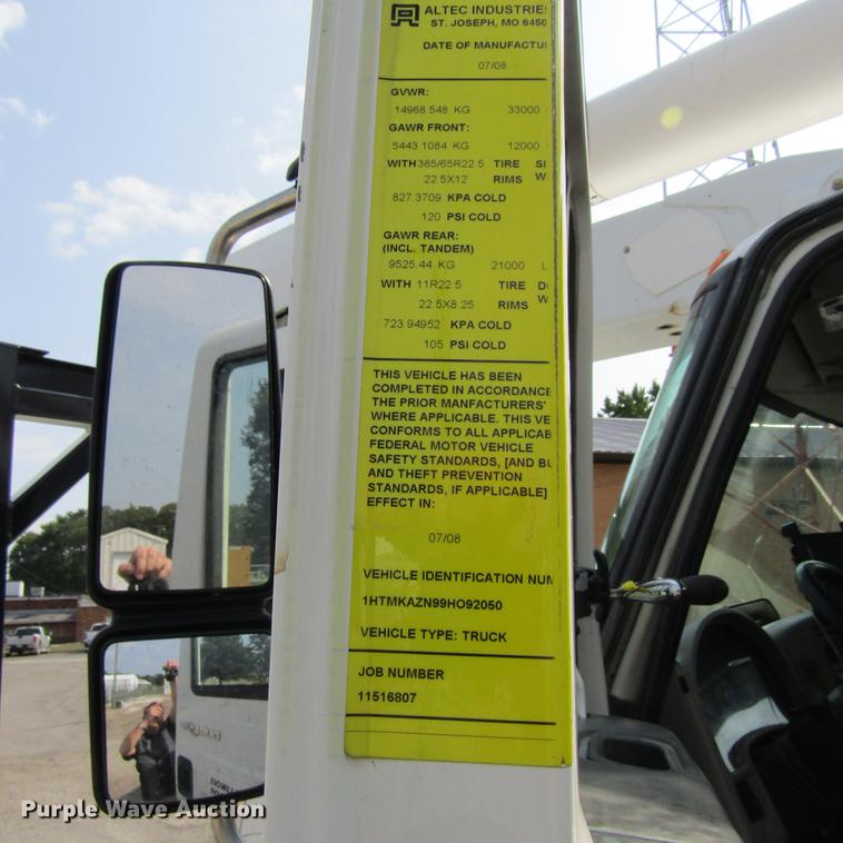 image for item DD2673 2009 International DuraStar 4400 bucket truck