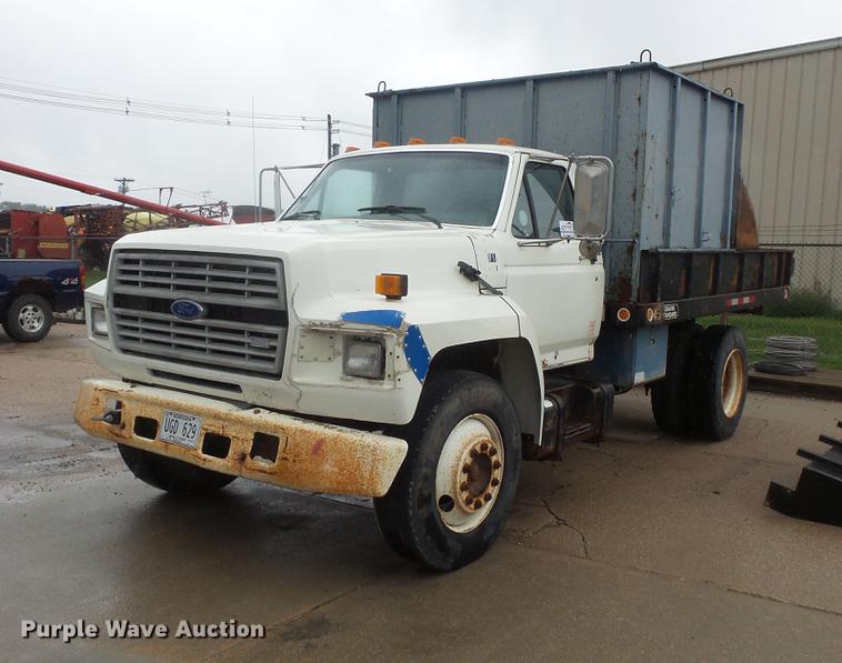 image for item DD4273 1994 Ford F700 dump truck
