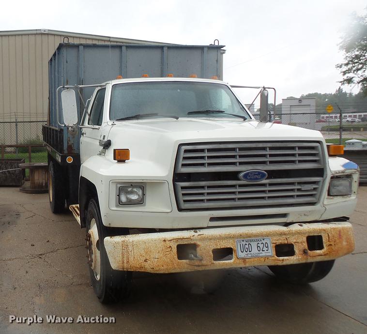 image for item DD4273 1994 Ford F700 dump truck