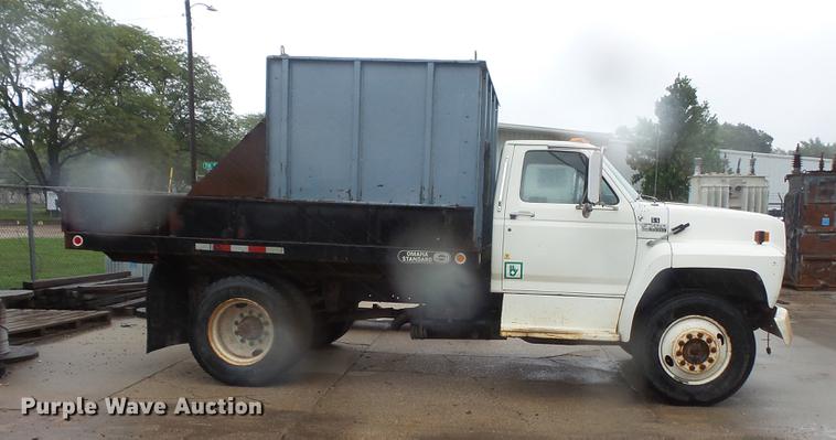 image for item DD4273 1994 Ford F700 dump truck