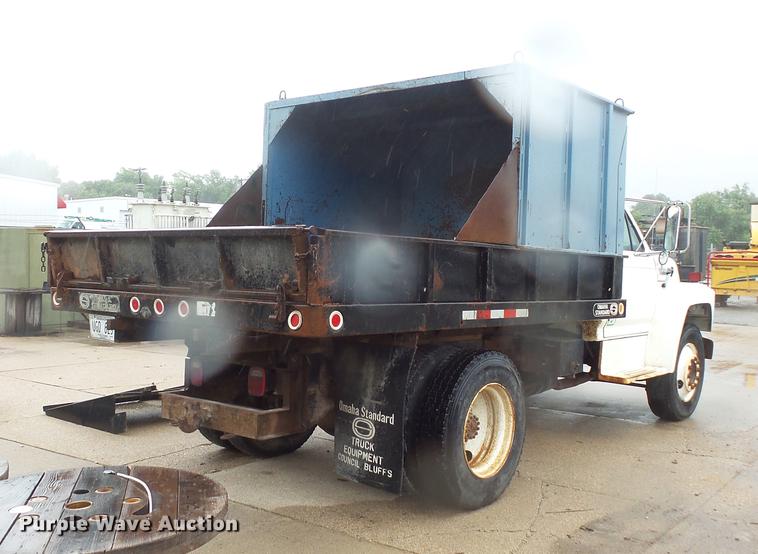 image for item DD4273 1994 Ford F700 dump truck