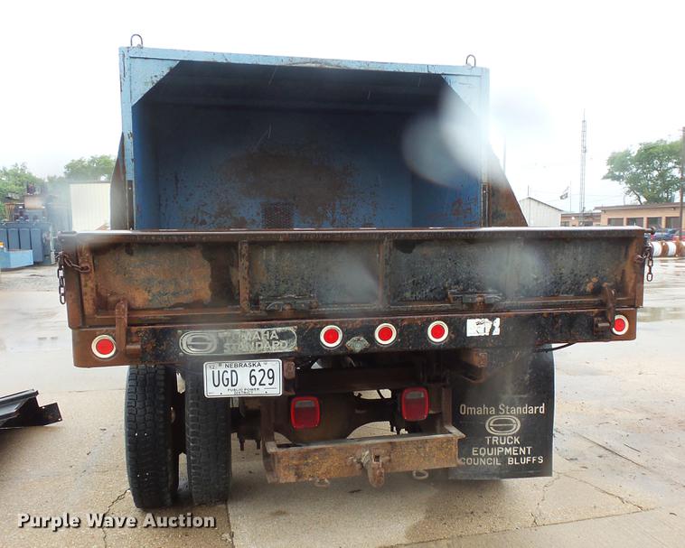 image for item DD4273 1994 Ford F700 dump truck