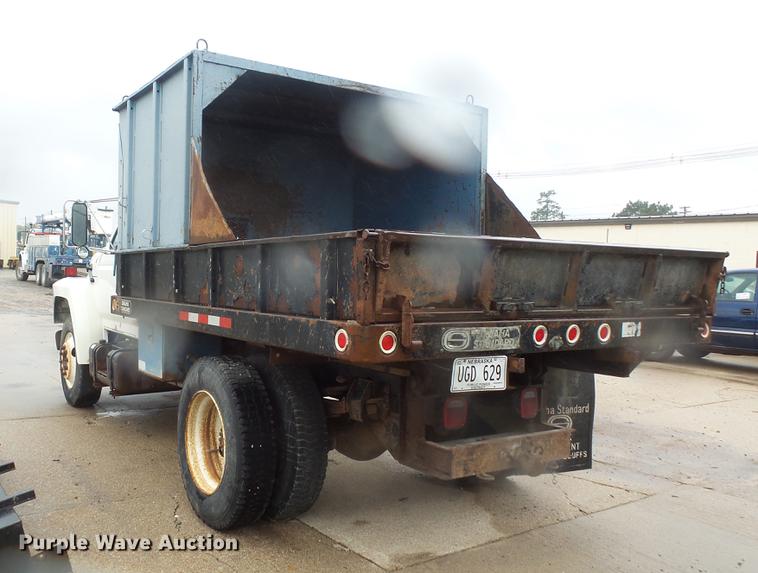image for item DD4273 1994 Ford F700 dump truck
